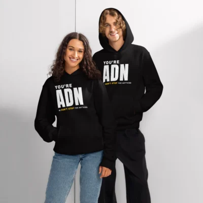 sudadera oversize con capucha gruesa negra estilo urbano en modelo hombre y mujer